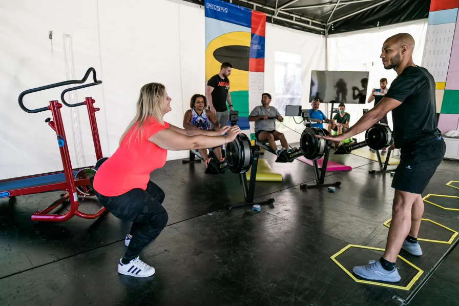 une femme qui fait du sport avec un coach
